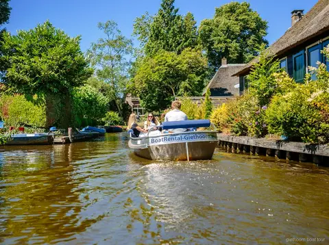 Barco electrico sin conductor en un canal de Giethoorn, sin licencia necesaria