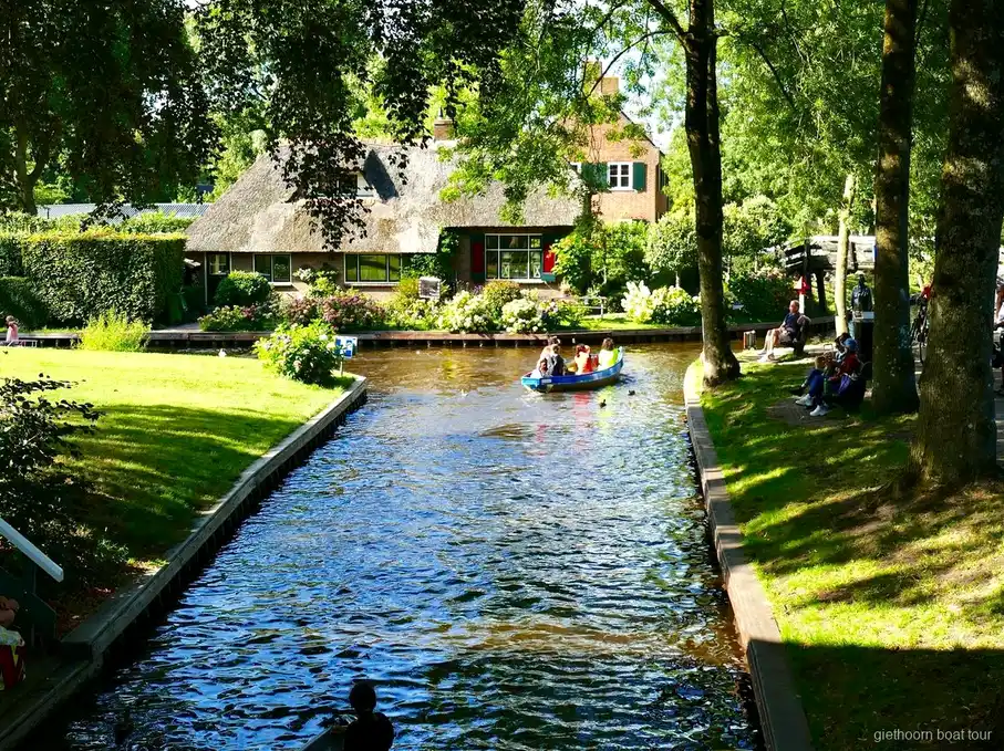 Grupo pequeno conduciendo su propio barco en el Giethoornsche Lake