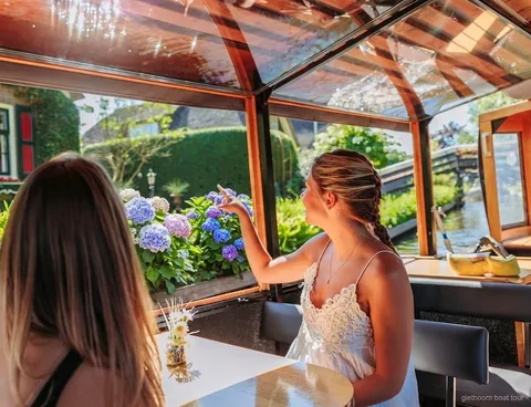 Amsterdam'dan Giethoorn Ekspres turu için kalkan otobüs