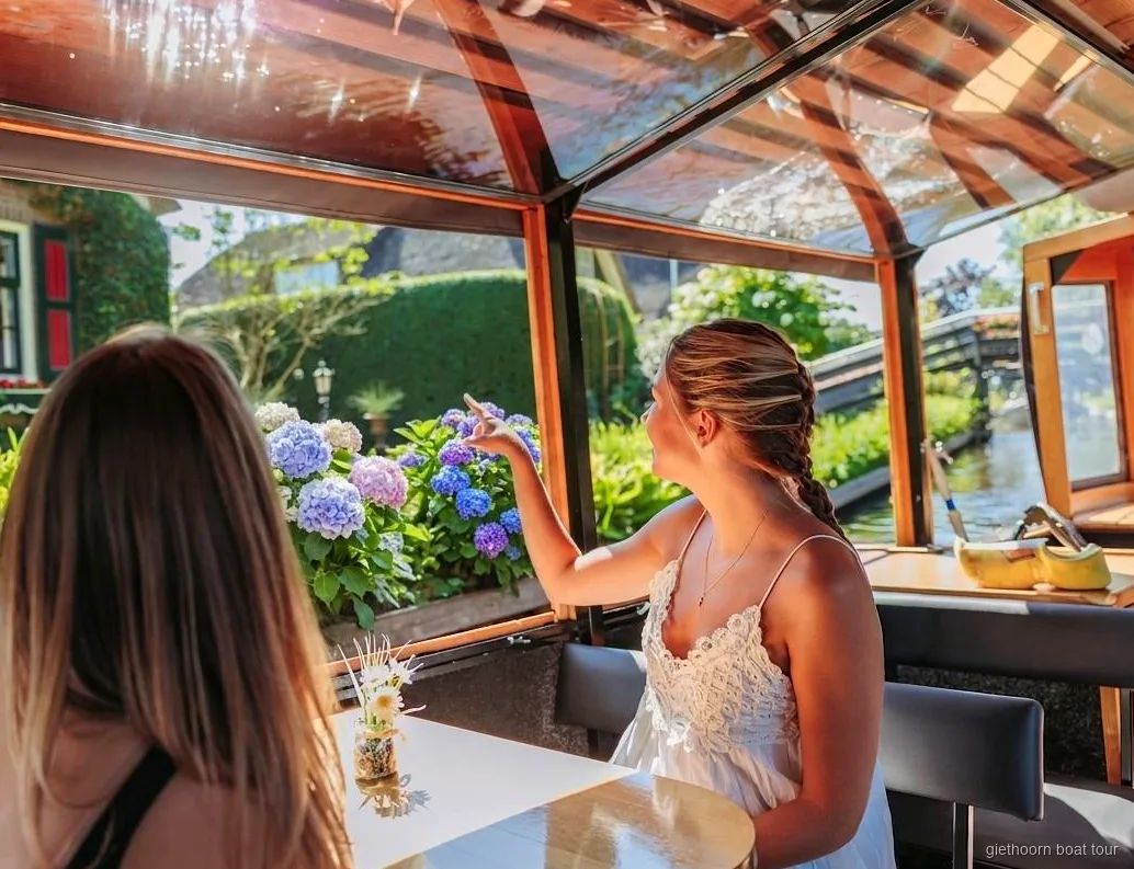 Amsterdam'dan Giethoorn Ekspres turu için kalkan otobüs