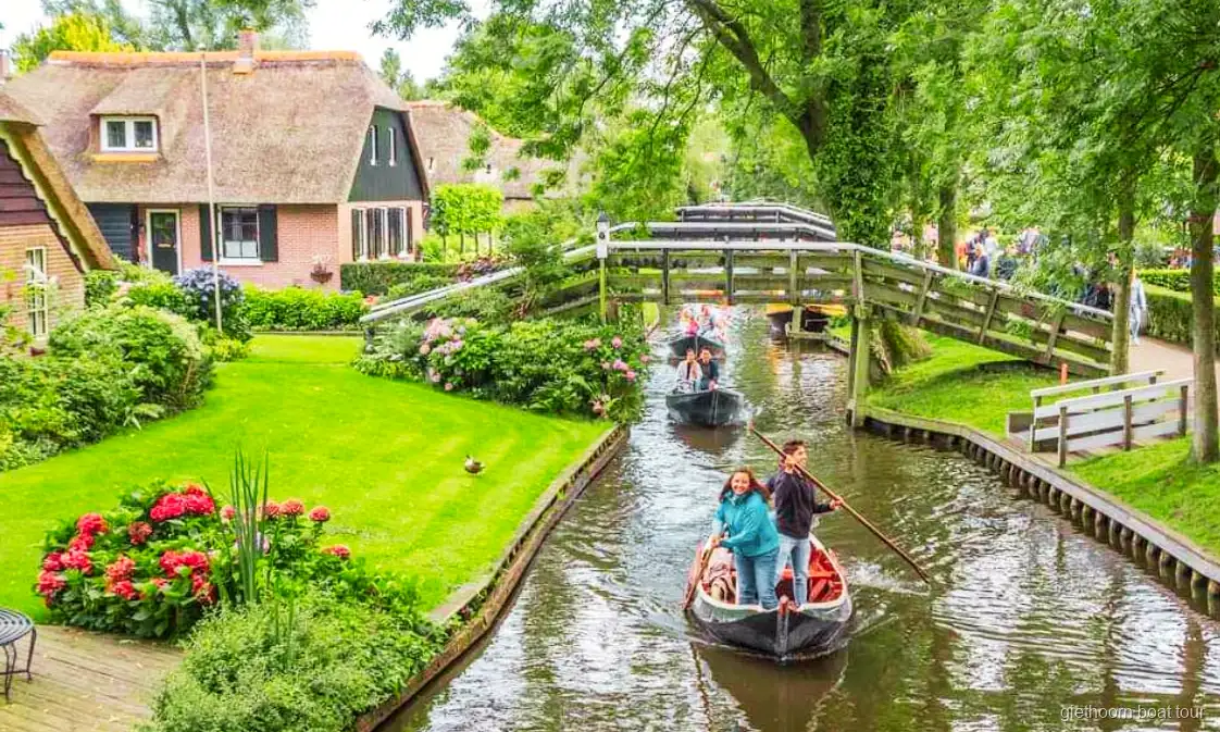 Amsterdam'dan rehberli günlük turda Giethoorn'da kanal turu teknesi