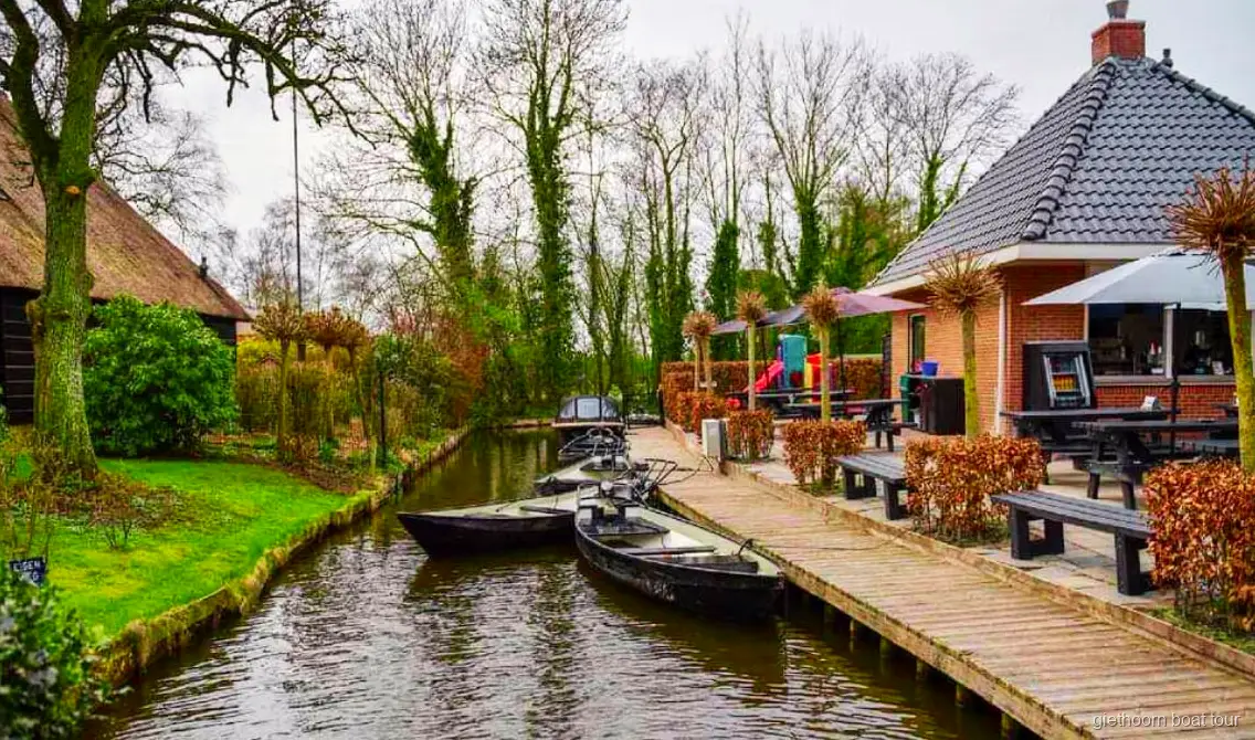 Giethoorn köyünde bir kanal üzerindeki ahşap kemerli köprü