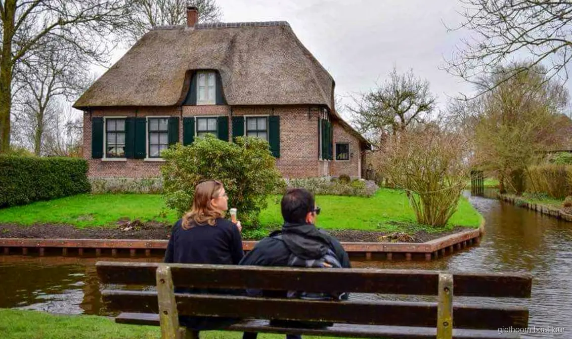 Amsterdam günlük turunda Giethoorn'u yürüyerek keşfetme serbest zamanı