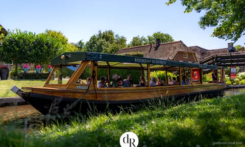Barco cubierto en un crucero por los canales de Giethoorn hacia el Parque Nacional Weerribben-Wieden