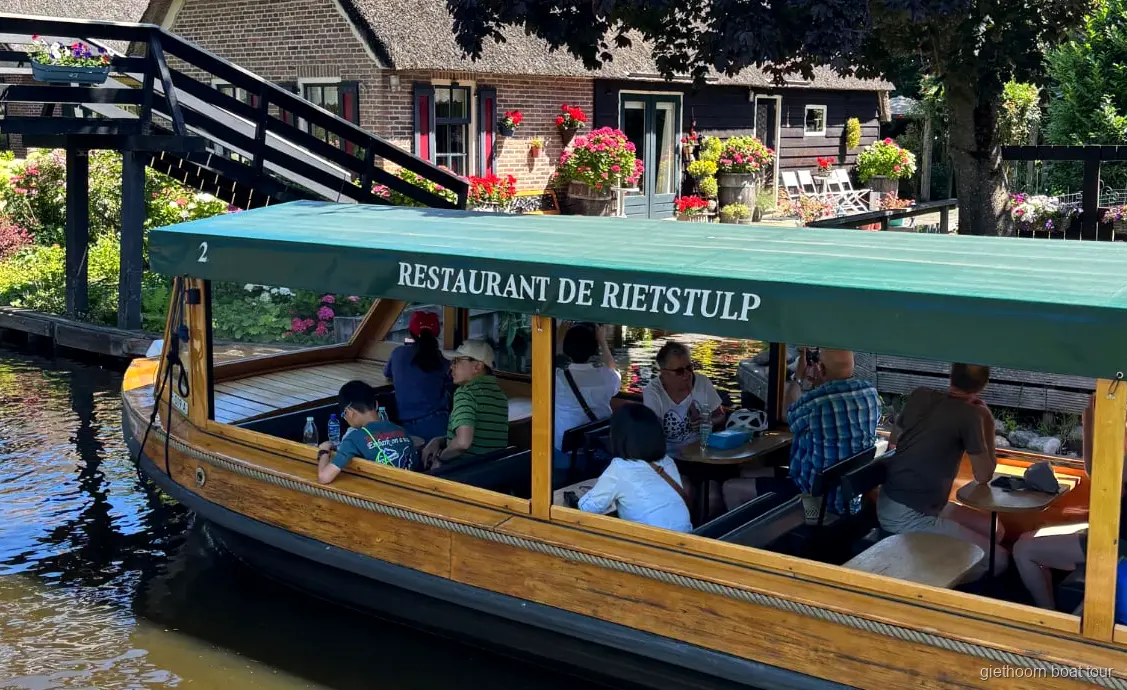 Crucero por los canales de Giethoorn pasando junto a casas con techo de paja cerca del centro del pueblo