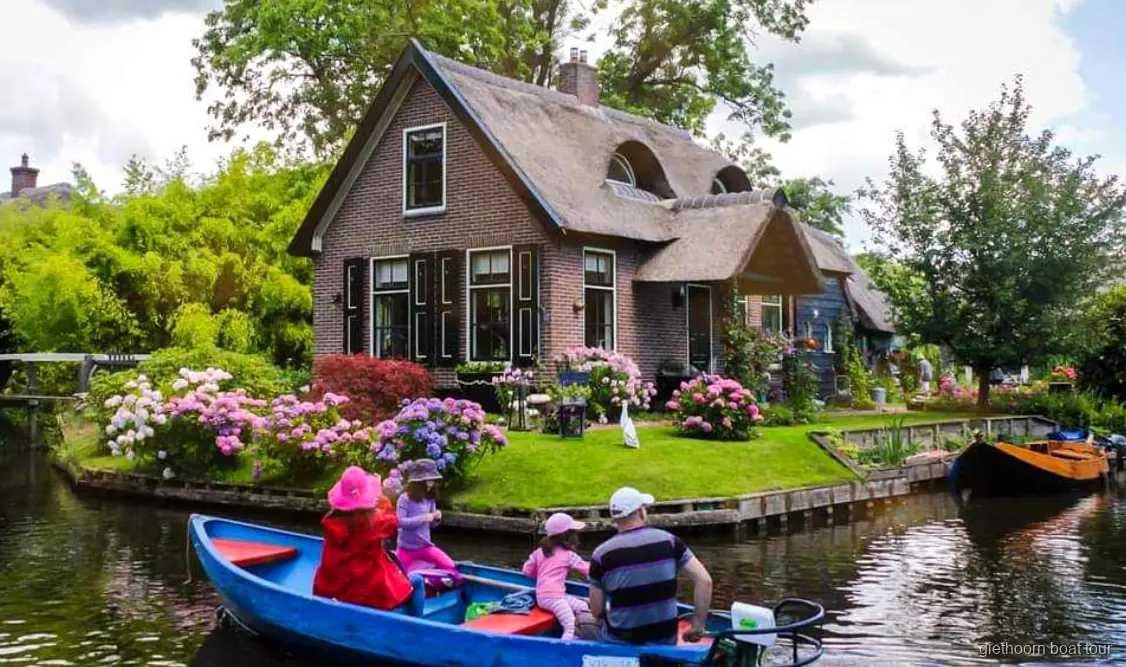 Rieten boerderijen langs een gracht in Giethoorn tijdens de dagtocht