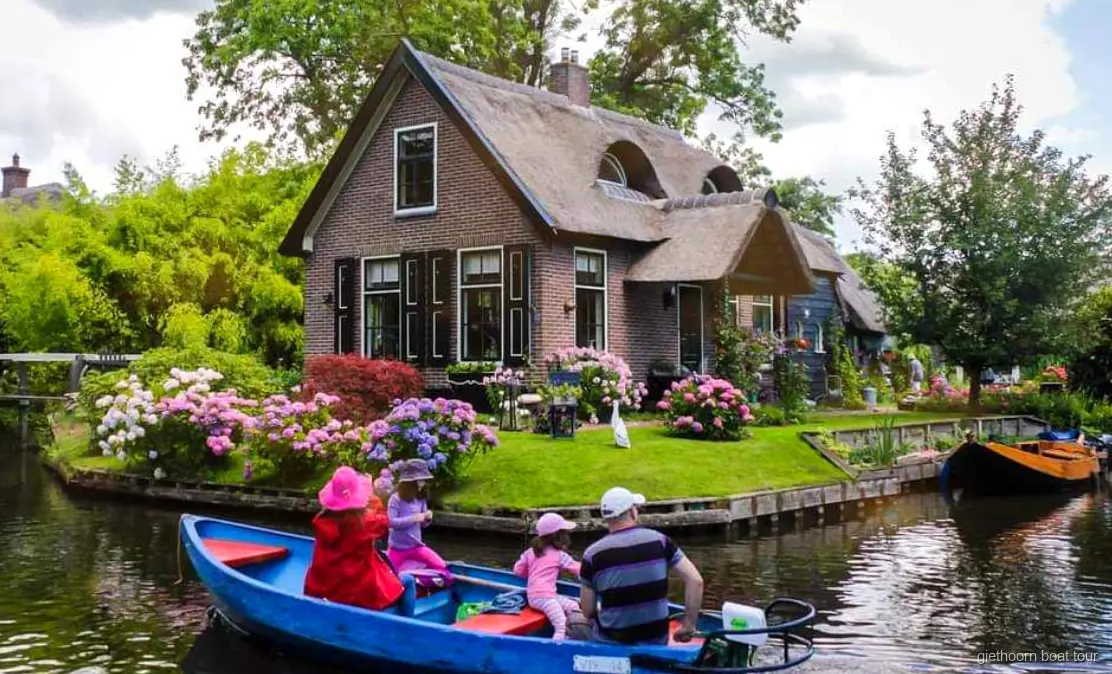 Casas con techo de paja junto a un canal de Giethoorn vistas en la excursion