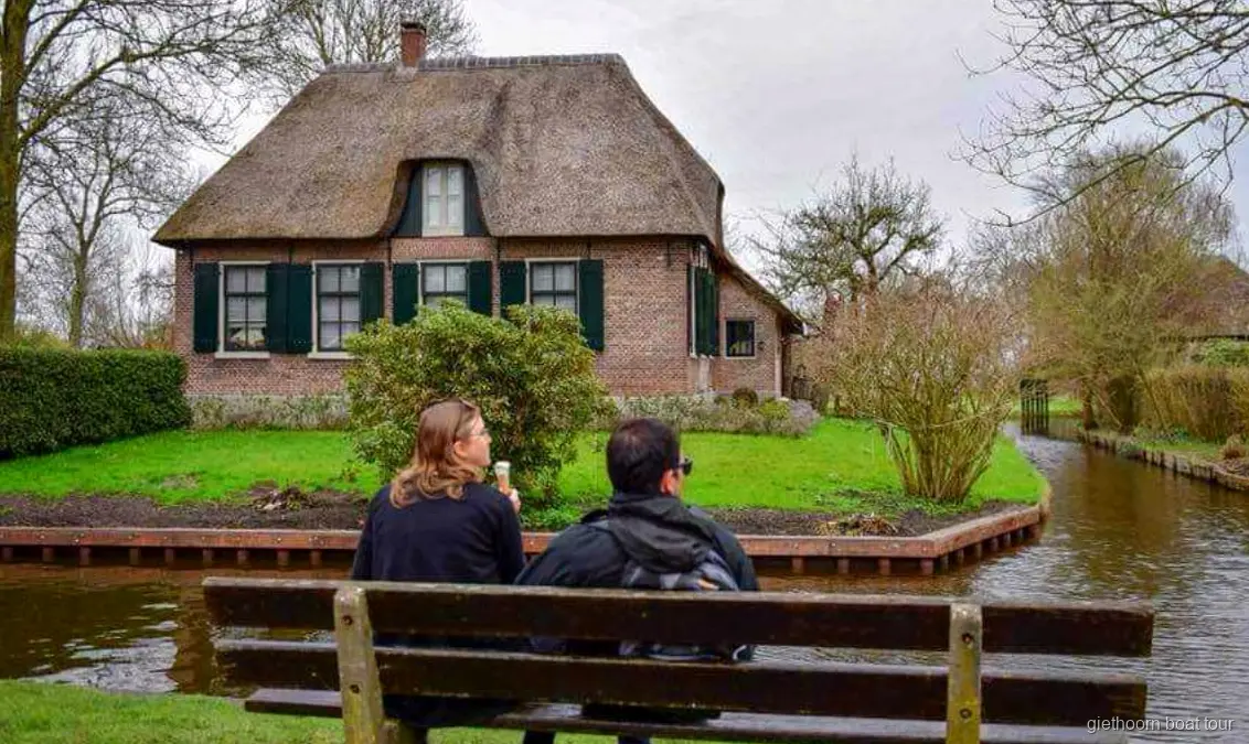 Tiempo libre recorriendo Giethoorn a pie durante la excursion desde Amsterdam