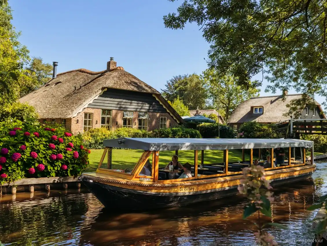 Puente de madera sobre un canal de Giethoorn visto en la excursion desde Amsterdam