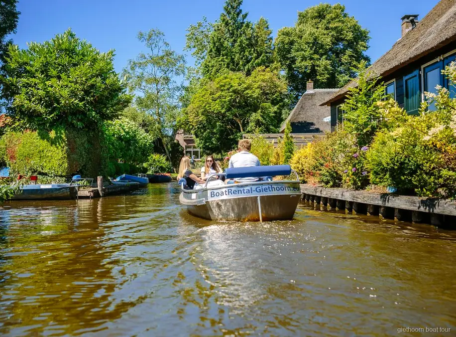 Elektrische fluisterboot op een gracht in Giethoorn, geen vaarbewijs nodig