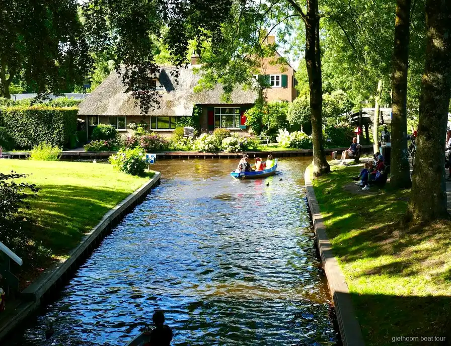 Kleine groep bestuurt hun eigen boot op het Giethoornse Meer