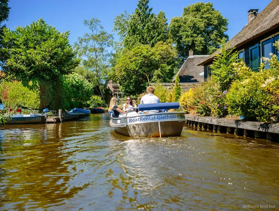 Selbstfahrer-Elektroboot auf einer Giethoorn Gracht, kein Führerschein nötig