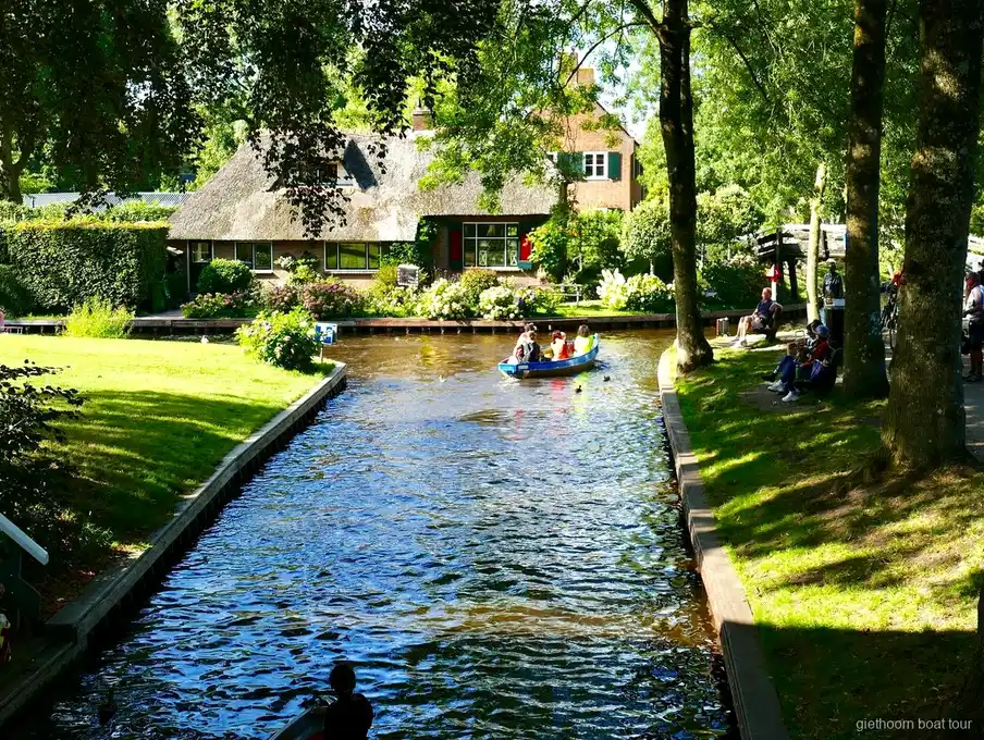 Kleine Gruppe steuert ihr eigenes Boot auf dem Giethoornschen See