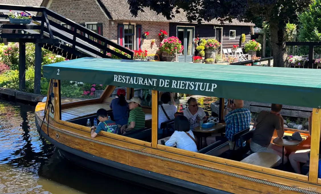 Croisière sur les canaux de Giethoorn passant devant des fermes aux toits de chaume près du centre du village
