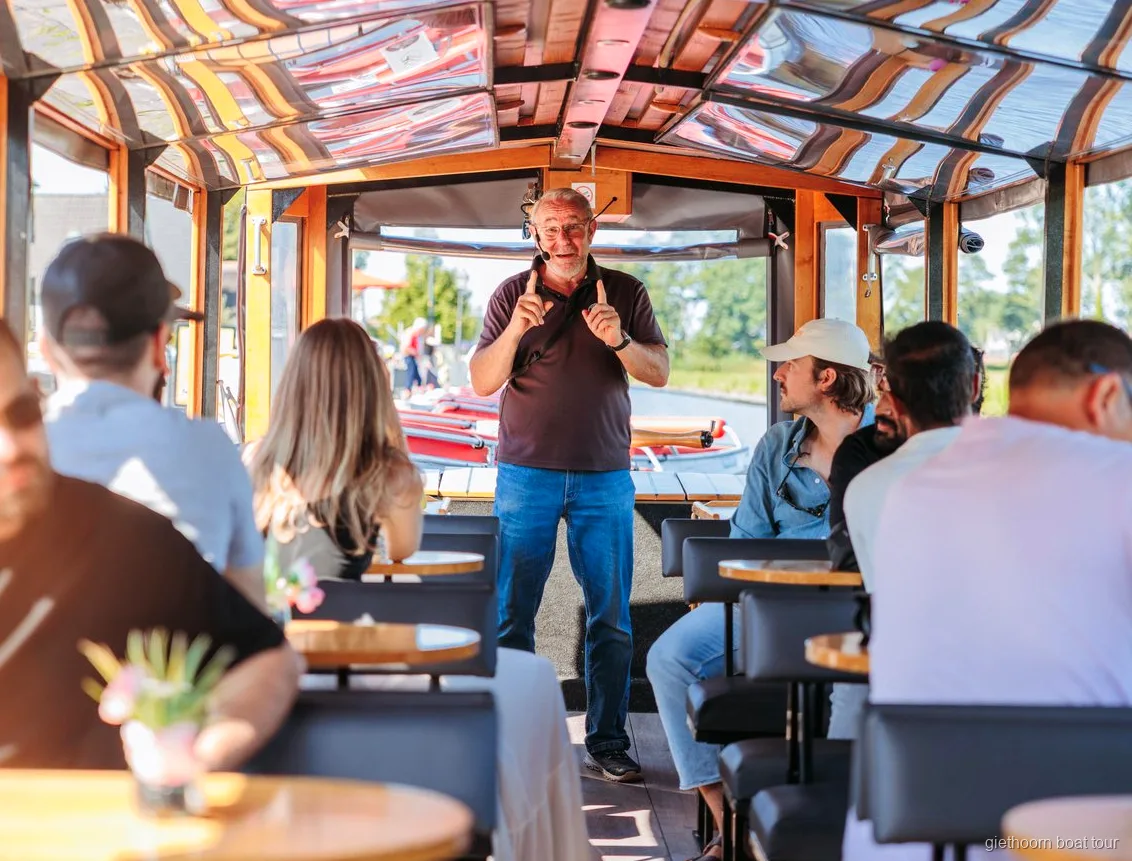Temps libre pour explorer le village de Giethoorn pendant l'excursion express depuis Amsterdam