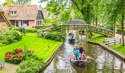 Bateau de croisière sur les canaux à Giethoorn lors de l'excursion guidée depuis Amsterdam