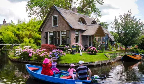 Fermes aux toits de chaume le long d'un canal de Giethoorn vues lors de l'excursion