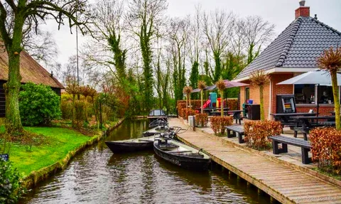 Pont en bois en arc sur un canal du village de Giethoorn