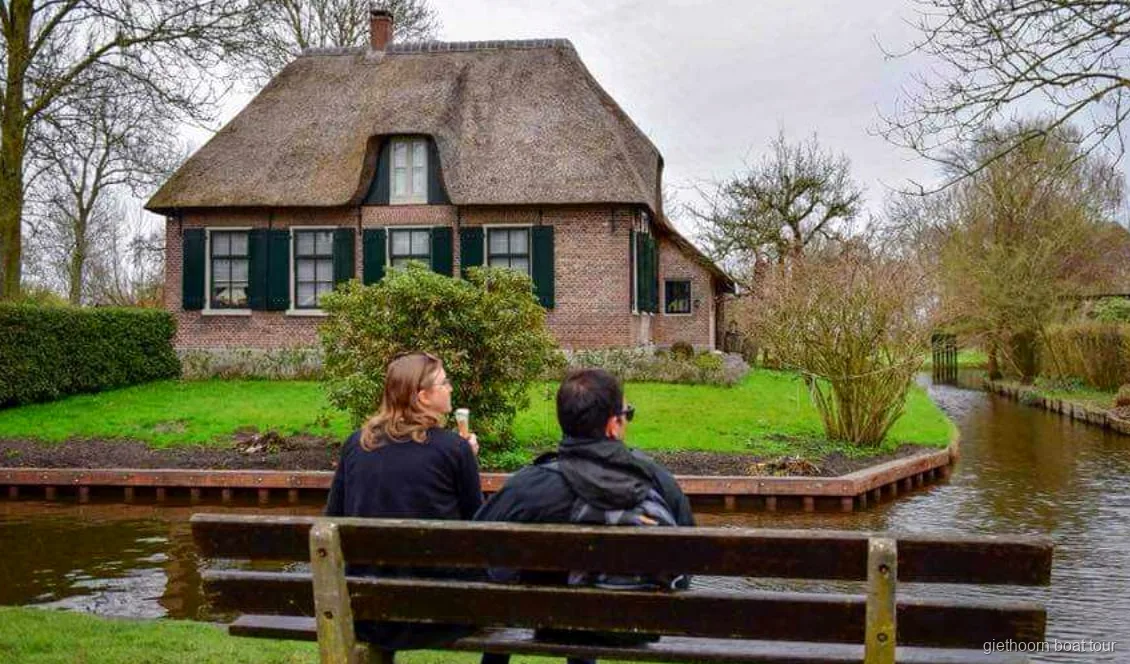 Temps libre pour explorer Giethoorn à pied lors de l'excursion depuis Amsterdam