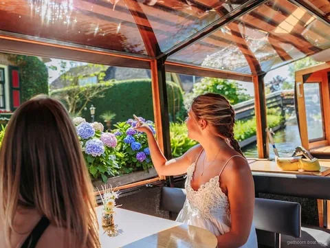 Bus bei der Abfahrt aus Amsterdam für den Giethoorn Express Tagesausflug