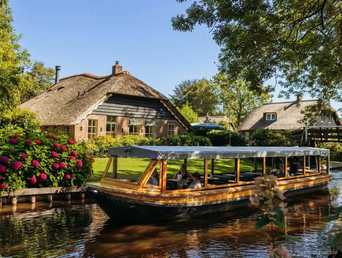 Holzbrücke über eine Gracht in Giethoorn, gesehen beim Tagesausflug ab Amsterdam