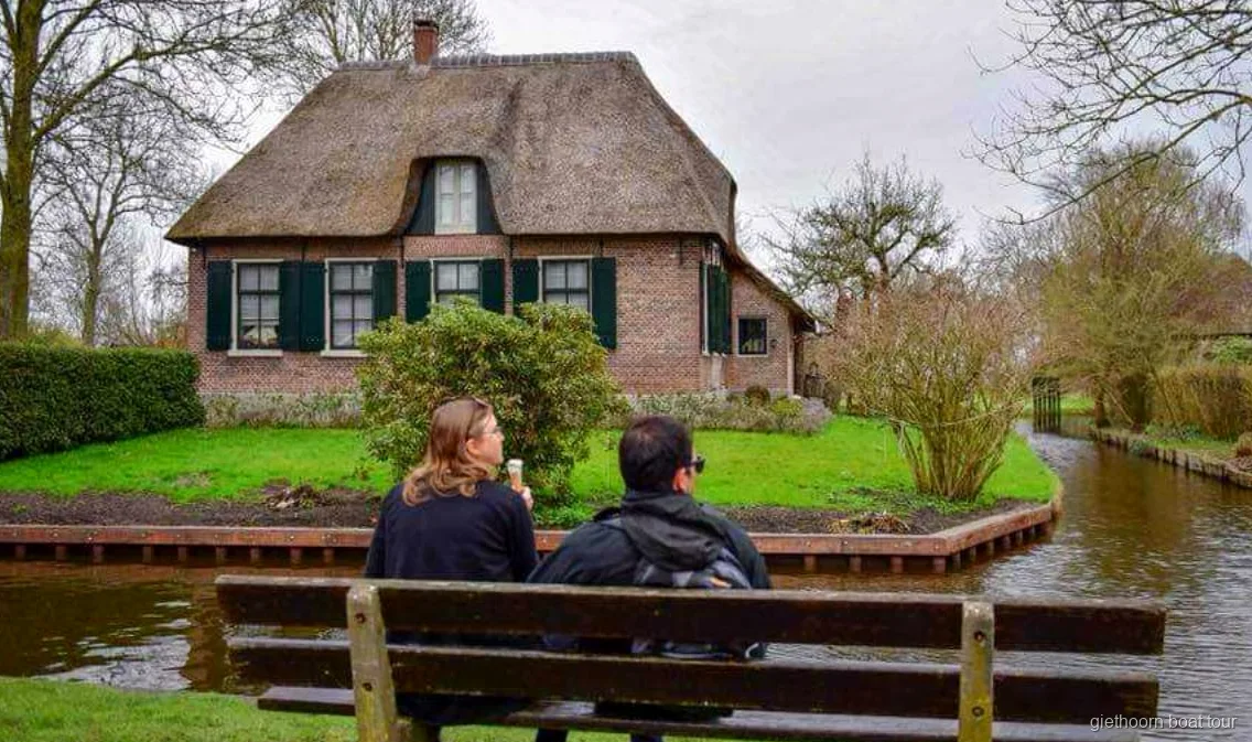Freizeit beim Erkunden von Giethoorn zu Fuß während des Tagesausflugs ab Amsterdam