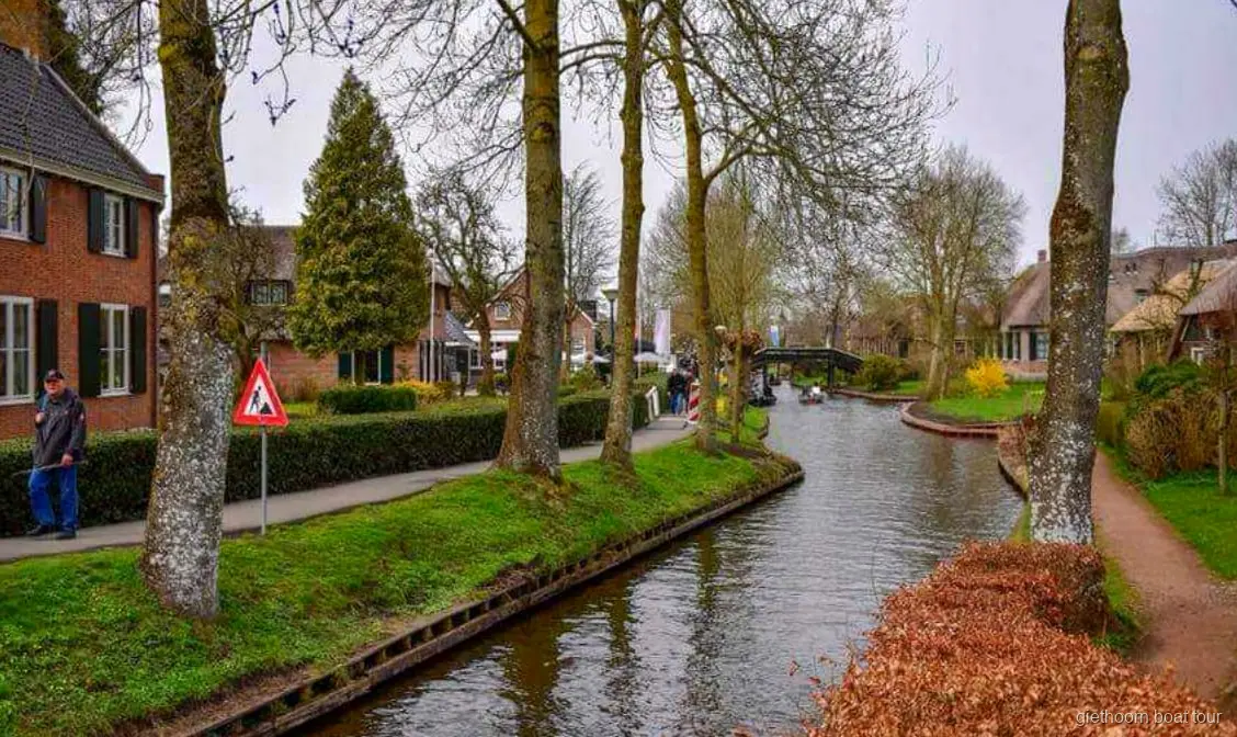 Guide und Gruppe beim Einstieg in das Grachtenfahrt-Boot in Giethoorn