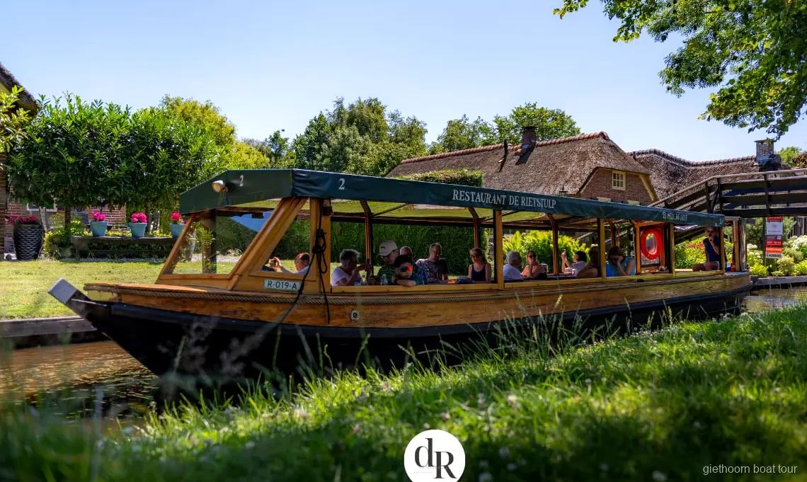 Überdachtes Ausflugsboot auf einer Giethoorn Grachtenfahrt Richtung Nationalpark Weerribben-Wieden