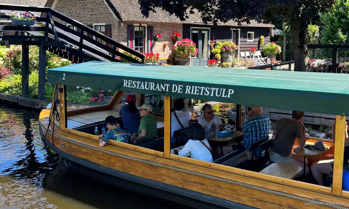 Giethoorn Grachtenfahrt vorbei an reetgedeckten Bauernhäusern nahe dem Dorfzentrum
