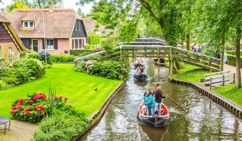 Canal cruise boat in Giethoorn on the guided day trip from Amsterdam