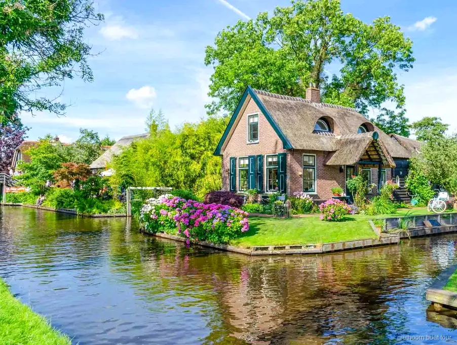 Bir Giethoorn kanalında kendi kiralık teknesini kullanan çift