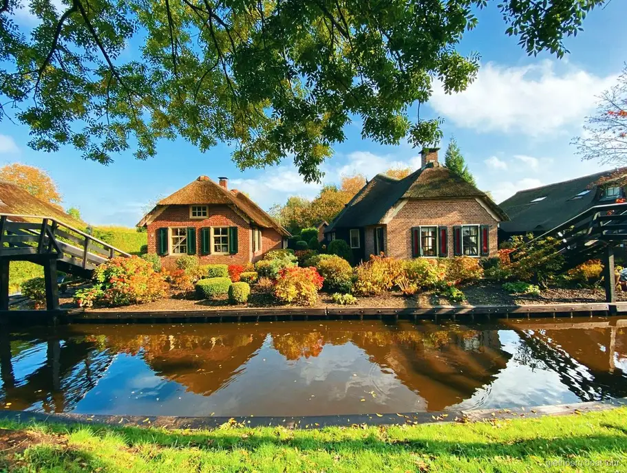 Giethoorn'daki Zuiderpad'de demirli açık kiralık tekne