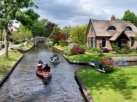 Kleine Gruppe steigt in einen Mercedes-Van für die Giethoorn Tour ab Amsterdam