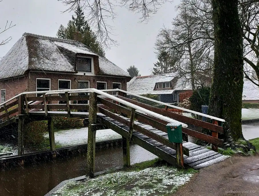 Bootsfahrt durch Giethoorn bei der Kleine-Gruppen-Tour