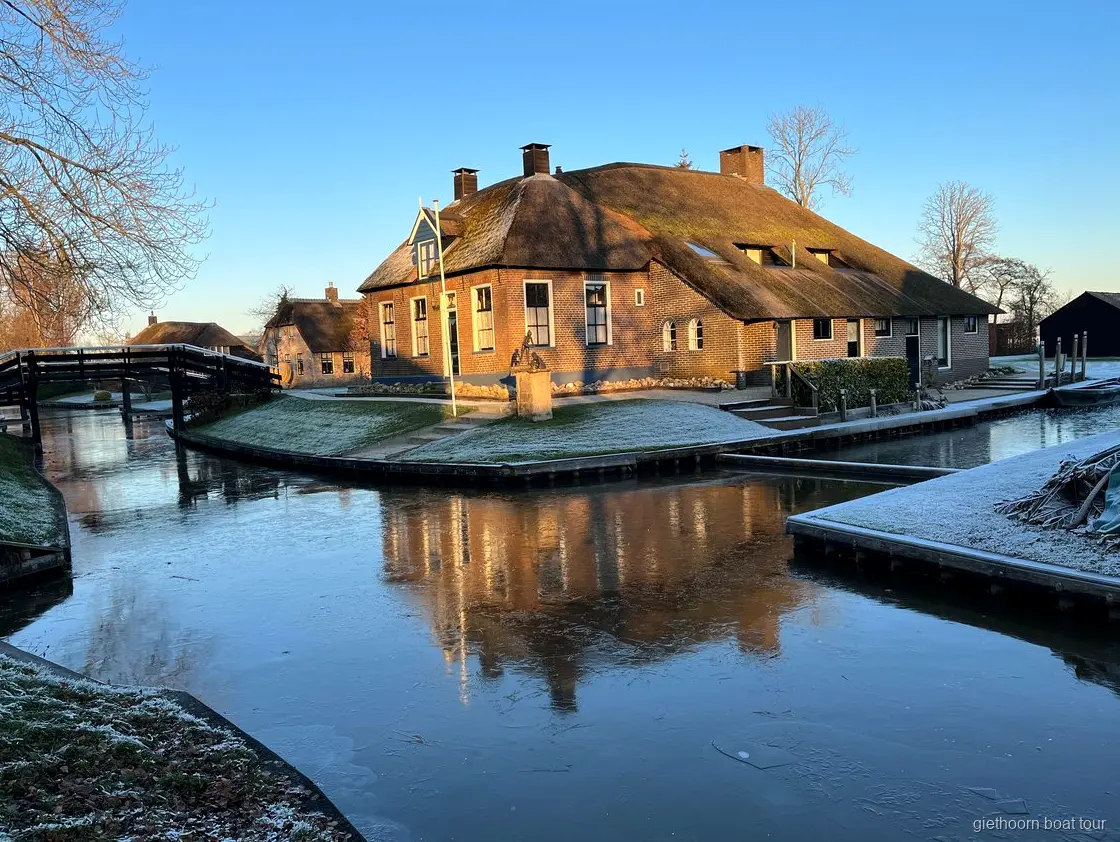 Geführter Spaziergang durch den Ortskern von Giethoorn bei der Kleine-Gruppen-Tour