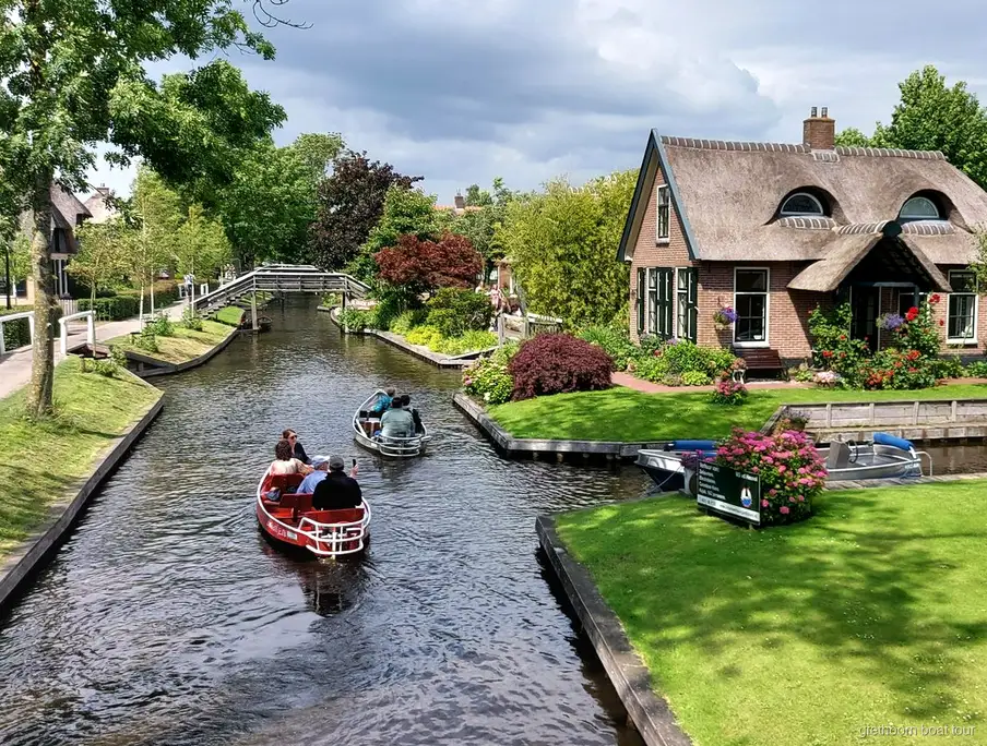 Amsterdam'dan Giethoorn turu için Mercedes minibüse binen küçük grup