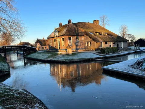 Küçük grup turunda Giethoorn köy merkezinde rehberli yürüyüş
