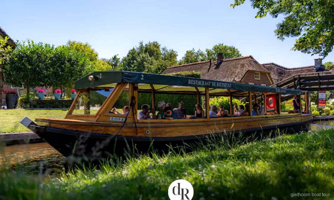 Weerribben-Wieden Milli Parkı'na doğru giden örtülü tekne, Giethoorn kanal turu