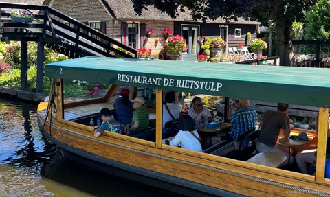 Köy merkezine yakın sazdan çatılı çiftlik evlerinin yanından geçen Giethoorn kanal turu