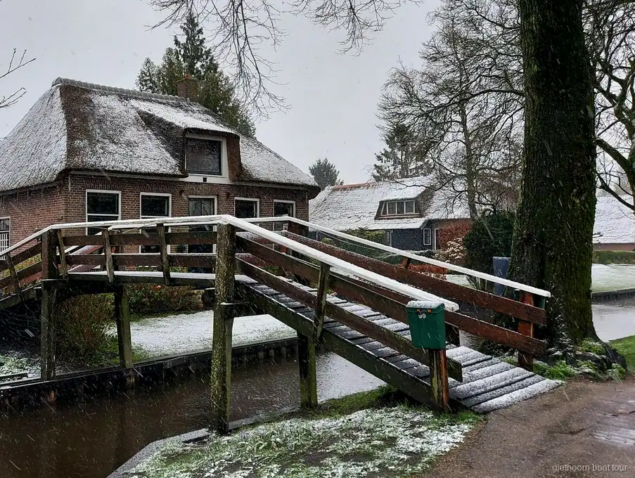Sortie en bateau sur les canaux de Giethoorn lors de l'excursion en petit groupe