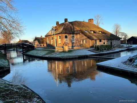 Marche guidée dans le centre du village de Giethoorn lors de l'excursion en petit groupe