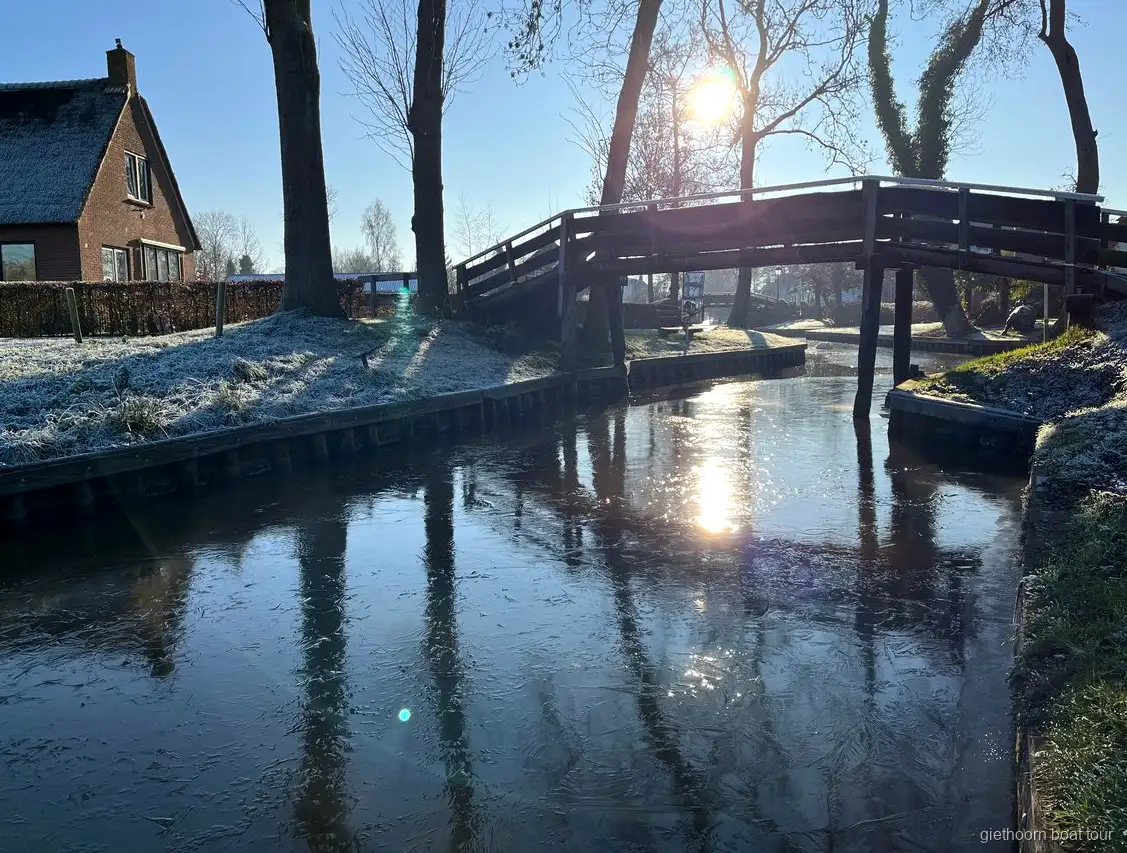 Maisons aux toits de chaume sur de petits îlots reliés par des ponts à Giethoorn
