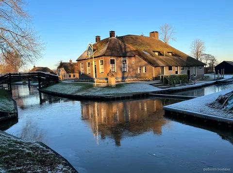 Guided walk through Giethoorn village center on the small group tour