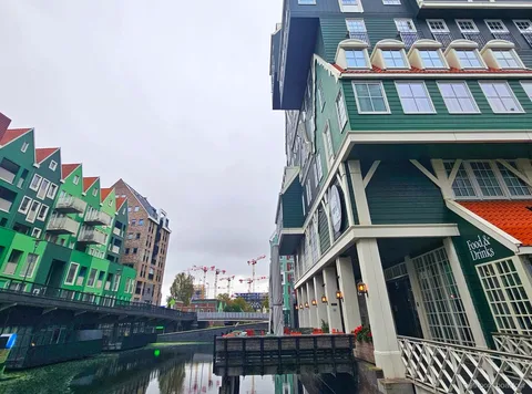 Kleurrijke fotostop bij het Lego-achtige Inntel Hotel in Zaandam