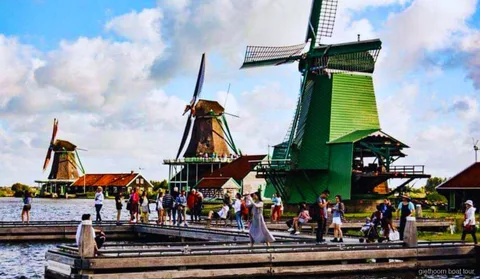 Démonstration de fabrication de sabots à Zaanse Schans avant la croisière sur les canaux de Giethoorn