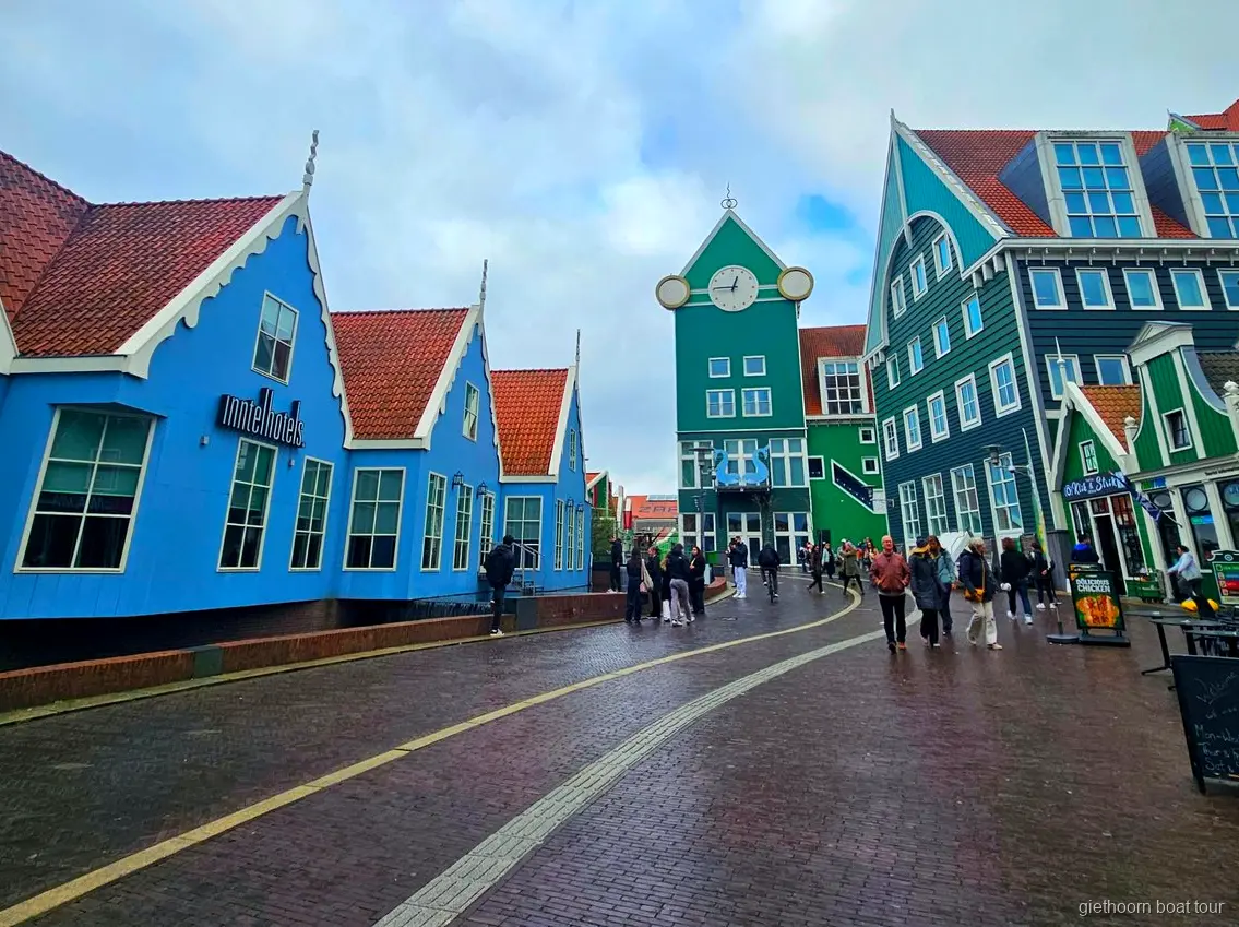 Dimostrazione di lavorazione degli zoccoli di legno a Zaanse Schans durante il tour combinato con Giethoorn