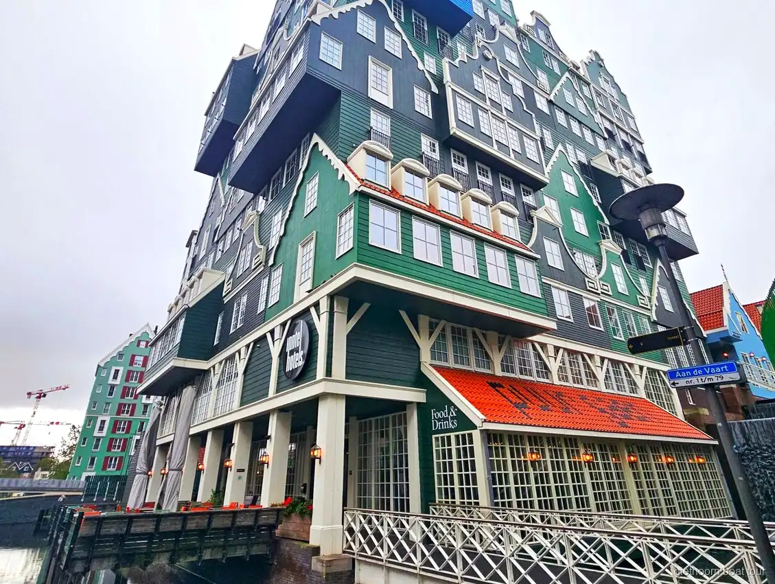 Canale e ponte in legno a Giethoorn visti durante la gita con pickup in hotel da Amsterdam