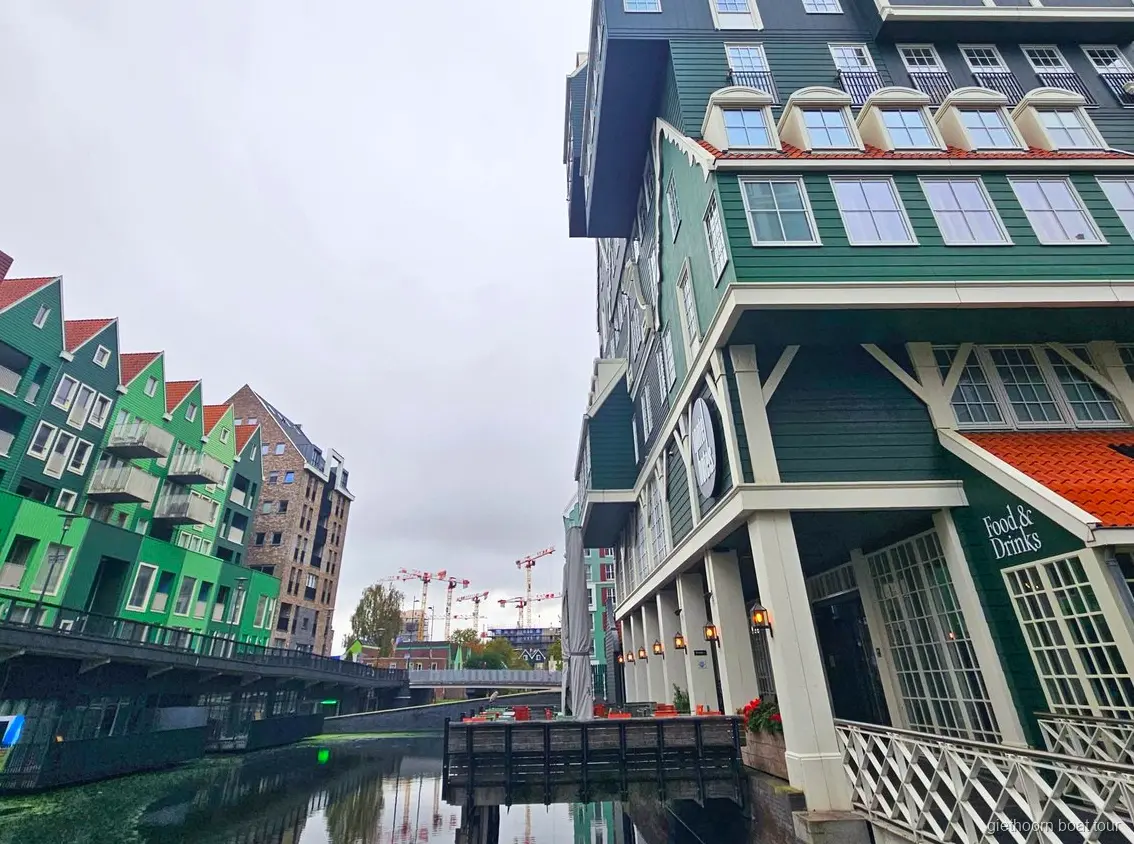 Fotostopp am farbenfrohen Lego-artigen Inntel-Hotel in Zaandam
