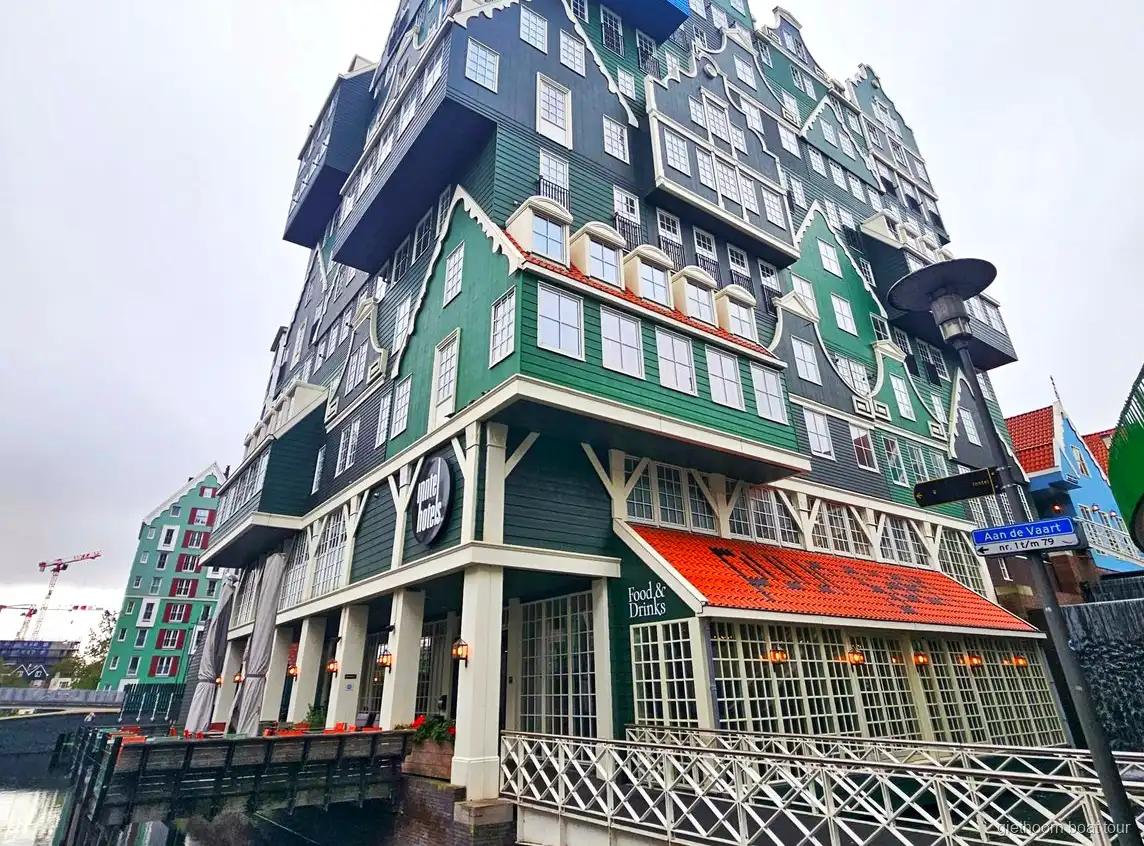 Gracht und Holzbrücke in Giethoorn bei der Tour mit Hotelabholung ab Amsterdam