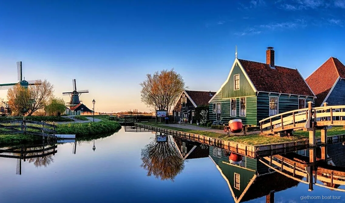 Casa col tetto di paglia su un canale di Giethoorn vista durante il tour combinato con Zaanse Schans